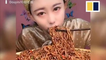 Cum au devenit Mukbang - tinerii care se filmeaza cand mananca, dusmani ai poporului in China Cum au devenit Mukbang - tinerii care se filmeaza cand mananca, dusmani ai poporului in China