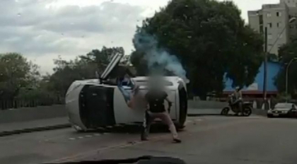 Urmarire ca in filme in Brazilia. Un sofer a incercat sa prinda mai multi barbati care incercau sa fure o masina