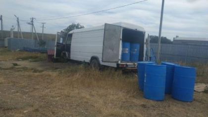 Zece tone de alcool etilic, care urmau sa ajunga ilegal in Ucraina, depistat la Comrat. Doi barbati au fost retinuti 