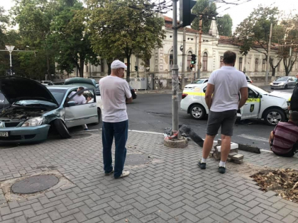 Accident in capitala. O masina de politie s-a ciocnit violent cu un Mitsubishi - GALERIE FOTO Accident in capitala. O masina de politie s-a ciocnit violent cu un Mitsubishi - GALERIE FOTO