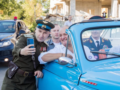 In timp ce cetatenii protestau impotriva guvernarii in PMAN, Igor Dodon se fotografia in automobile retro - GALERIE FOTO