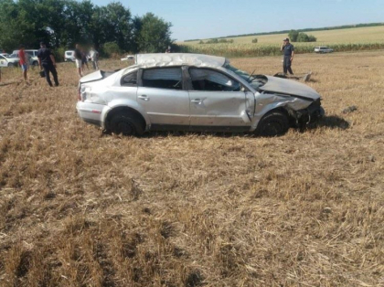 Doi tineri au murit, dupa ce masina in care se aflau s-a rasturnat intr-un camp, la Edinet. Alte doua persoane - in stare grava la spital - GALERIE FOTO Doi tineri au murit, dupa ce masina in care se aflau s-a rasturnat intr-un camp, la Edinet. Alte doua persoane - in stare grava la spital - GALERIE FOTO