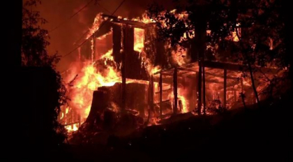 Operatiune contra cronometru in California. Mai multi pompieri, salvati de flacari cu un elicopter in ultimul moment Operatiune contra cronometru in California. Mai multi pompieri, salvati de flacari cu un elicopter in ultimul moment
