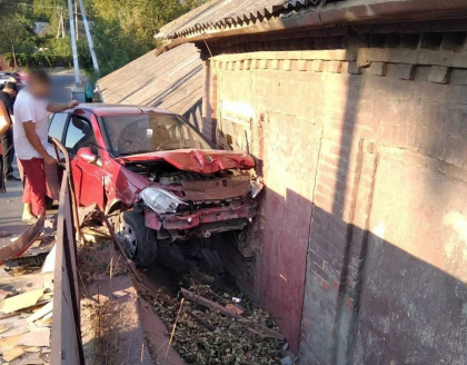 Un barbat a ajuns cu masina in gospodaria unei femei dupa ce a pierdut controlul volanului in timp ce vorbea la telefon, la Soroca. Ce spune politia - GALERIE FOTO