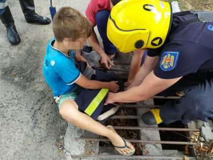 Un copil de noua ani a avut nevoie de ajutorul salvatorilor, dupa ce si-a prins piciorul intr-o gaura de scurgere, la Ocnita - FOTO Un copil de noua ani a avut nevoie de ajutorul salvatorilor, dupa ce si-a prins piciorul intr-o gaura de scurgere, la Ocnita - FOTO