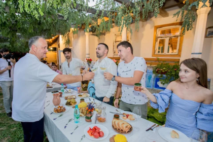 Igor Dodon a uitat de pandemie si a participat la o intalnire cu artistii. Cum a fost surprins seful statului - FOTO Igor Dodon a uitat de pandemie si a participat la o intalnire cu artistii. Cum a fost surprins seful statului - FOTO