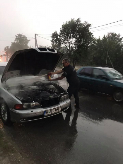 O masina a luat foc din mers la Ungheni. Soferul a fost ajutat de un politist sa stinga flacarile - FOTO