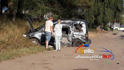 Accident matinal in Ialoveni. Doua automobile s-au ciocnit violent: una dintre rotile acestora s-a desprins si a ajuns chiar in mijlocul drumului - GALERIE FOTO Accident matinal in Ialoveni. Doua automobile s-au ciocnit violent: una dintre rotile acestora s-a desprins si a ajuns chiar in mijlocul drumului - GALERIE FOTO