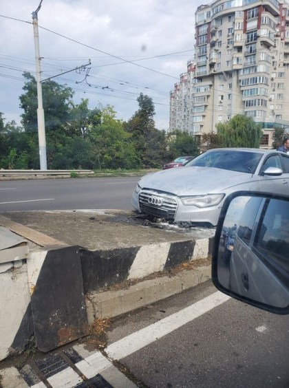 O mama si doi copii au ajuns la spital, dupa ce masina in care se aflau a intrat intr-un panou publicitar din capitala - FOTO O mama si doi copii au ajuns la spital, dupa ce masina in care se aflau a intrat intr-un panou publicitar din capitala - FOTO