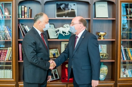 Respecta...si nu prea. Cu masca pe fata, Igor Dodon a dat mana cu ambasadorul Rusiei in RM. Ce spune despre primirea vaccinului rusesc impotriva coronavirusului - FOTO Respecta...si nu prea. Cu masca pe fata, Igor Dodon a dat mana cu ambasadorul Rusiei in RM. Ce spune despre primirea vaccinului rusesc impotriva coronavirusului - FOTO