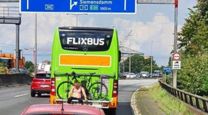 Un roman beat si dezbracat, retinut in Germania. Statea pe suportul unei biciclete intr-un autocar de pe autostrada