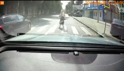 Momentul in care o femeie cu un copil in brate este la un pas de a fi lovita de o masina pe o trecere de pietoni din capitala: automobilul este izbit, din spate, de un alt vehicul - VIDEO