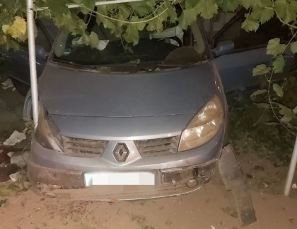 Accident la Cahul. Un vitezoman a distrus gardul de beton al unei gospodarii. Soferul, care nu avea permis de conducere, a ajuns la spital - FOTO Accident la Cahul. Un vitezoman a distrus gardul de beton al unei gospodarii. Soferul, care nu avea permis de conducere, a ajuns la spital - FOTO