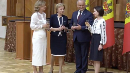 Acum un an, de Ziua Independentei, Igor Dodon a depus flori cot la cot cu Maia Sandu. Cum a aparut astazi presedintele si unde a mers lidera PAS - GALERIE FOTO/VIDEO Acum un an, de Ziua Independentei, Igor Dodon a depus flori cot la cot cu Maia Sandu. Cum a aparut astazi presedintele si unde a mers lidera PAS - GALERIE FOTO/VIDEO