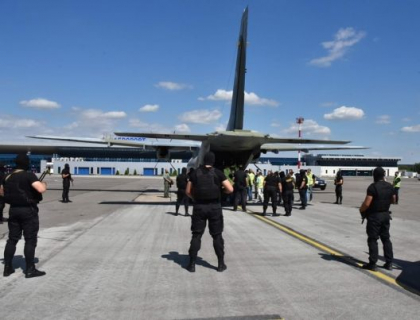 Sapte barbati, aflati in cautare internationala, extradati in Moldova cu un avion militar ceh - FOTO