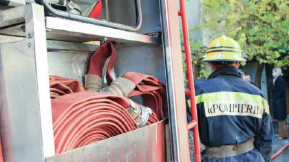 Incendiu la Drochia. Un barbat a fost scos din casa cuprinsa de flacari. Victima s-a ales cu arsuri grave