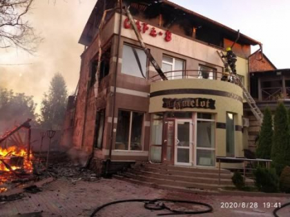 Incendiu devastator, la Bubuieci. Sase echipaje de pompieri au intervenit, pentru a stinge un incendiu izbucnit intr-un restaurant - FOTO Incendiu devastator, la Bubuieci. Sase echipaje de pompieri au intervenit, pentru a stinge un incendiu izbucnit intr-un restaurant - FOTO