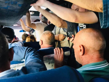 Nici vorba de distanta sociala. Un microbuz de ruta - bucsit cu pasageri - FOTO