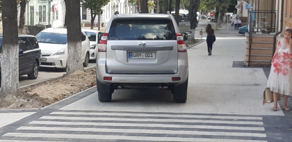 Doua masini - parcate pe un trotuar al strazii Banulescu-Bodoni din capitala. Reactia primarului - FOTO Doua masini - parcate pe un trotuar al strazii Banulescu-Bodoni din capitala. Reactia primarului - FOTO