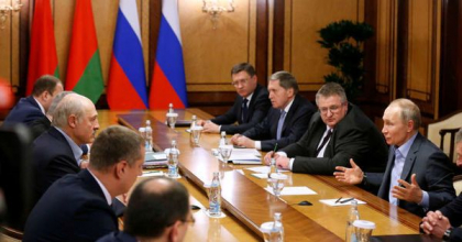 UE indeamna Rusia sa nu intervina in Belarus, dar este impartita pe tema sanctionarii lui Lukasenko. Seful diplomatiei europene a anuntat ca in asa-zisa lista neagra sunt aproximativ 20 de functionari UE indeamna Rusia sa nu intervina in Belarus, dar este impartita pe tema sanctionarii lui Lukasenko. Seful diplomatiei europene a anuntat ca in asa-zisa lista neagra sunt aproximativ 20 de functionari