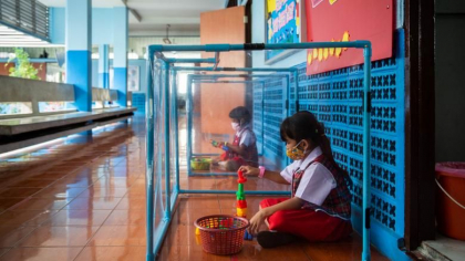 Elevii unei scoli din Thailanda stau la ore in cutii transparente. Ce spune Raed Arafat despre aceasta masura