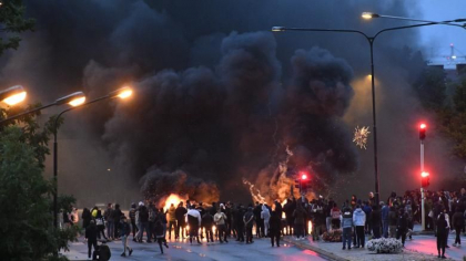 Ciocniri violente intre protestatari si politisti intr-un oras din Suedia dupa ce un Coran a fost ars de extremisti Ciocniri violente intre protestatari si politisti intr-un oras din Suedia dupa ce un Coran a fost ars de extremisti