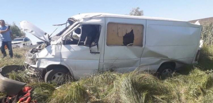 Grav accident la Edinet. Soferul unui microbuz - transportat la spital, dupa ce s-a rasturnat cu masina intr-un sant. Automobilul - facut zob - GALERIE FOTO Grav accident la Edinet. Soferul unui microbuz - transportat la spital, dupa ce s-a rasturnat cu masina intr-un sant. Automobilul - facut zob - GALERIE FOTO