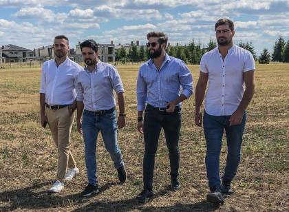 Mai multi artisti au fost decorati cu titluri onorifice precum ”Artist al Poporului”, ”Maestru in Arta"  si ”Artist Emerit”. Cine sunt acestia