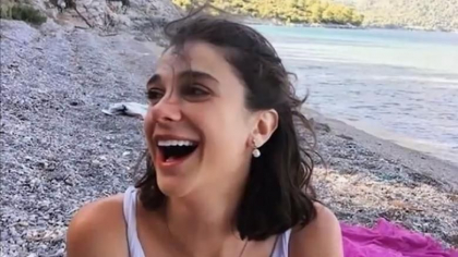 Moartea brutala a unei tinere a cutremurat un oras intreg. Autoritatile ignora ingrijorarile oamenilor si dau vina pe o Conventie Moartea brutala a unei tinere a cutremurat un oras intreg. Autoritatile ignora ingrijorarile oamenilor si dau vina pe o Conventie