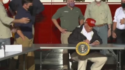 Trump da autografe pompierilor si politistilor, dupa uraganul Laura: „Pune-l diseara pe eBay, o sa iei 10.000 pe el”
