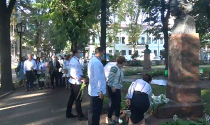 Membrii Platformei DA depun flori cu prilejul sarbatorii nationale „Limba noastra cea romana” - VIDEO Membrii Platformei DA depun flori cu prilejul sarbatorii nationale „Limba noastra cea romana” - VIDEO