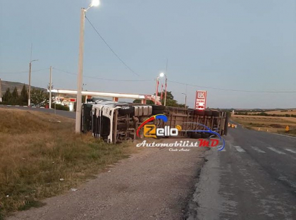 Un camion s-a rasturnat la Telenesti: a vrut sa evite impactul cu un automobil care stationa - FOTO