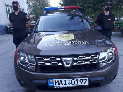 Patru tineri beti, printre care si minori, s-au luat la bataie pe o strada din capitala. Politia si carabinierii au intervenit - FOTO