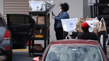 Metoda prin care soferii Amazon obtin mai multe curse: isi agata telefoanele in copaci. Reactia companiei