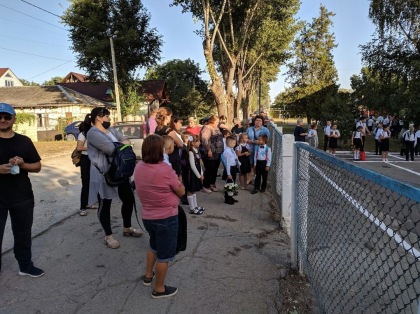 Cu distanta de un metru intre ei si cu parintii dupa gard. Asa a avut loc un careu organizat la Balti, cu ocazia inceputului anului de invatamant - FOTO