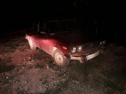 Un barbat, care ar fi membru PSRM, fiind beat a ajuns cu masina in mormintele din cimitirul unui sat si a fugit de la fata locului. Ce spune politia - FOTO Un barbat, care ar fi membru PSRM, fiind beat a ajuns cu masina in mormintele din cimitirul unui sat si a fugit de la fata locului. Ce spune politia - FOTO