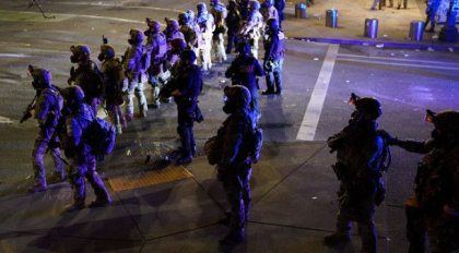 Trump ameninta ca va taia fondurile pentru orasele „anarhice”. Protestele continua in Portland