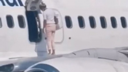Gest uluitor al unei femei: A iesit pe aripa avionului pentru „o gura de aer proaspat” - VIDEO Gest uluitor al unei femei: A iesit pe aripa avionului pentru „o gura de aer proaspat” - VIDEO