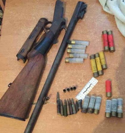 Arma si munitii, detinute ilegal de catre un barbat din Hancesti. Faptasul risca 3 ani de puscarie Arma si munitii, detinute ilegal de catre un barbat din Hancesti. Faptasul risca 3 ani de puscarie