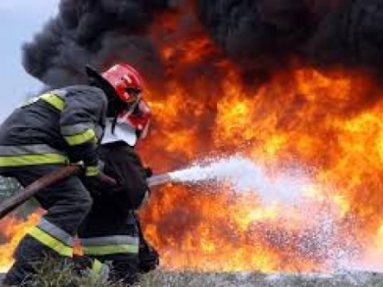 Un automobil a luat foc, pe o strada din capitala. Ce spune politia Un automobil a luat foc, pe o strada din capitala. Ce spune politia