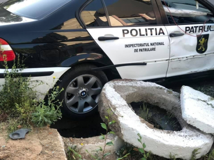 Accident cu implicarea unei masini de politie, pe o strada din Rezina - FOTO