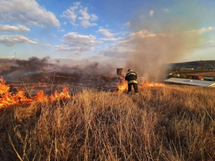 Peste 20 de incendii timp de o zi. 15 hectare de vegetatie, distruse de flacari la Rezina - VIDEO Peste 20 de incendii timp de o zi. 15 hectare de vegetatie, distruse de flacari la Rezina - VIDEO