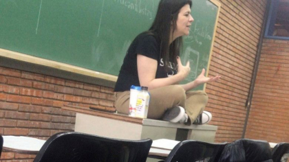 O profesoara bolnava de Covid de cateva saptamani s-a prabusit si a murit in timpul unui curs online, in fata a 40 de studenti