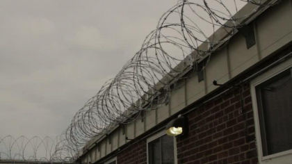 Un detinut, care a vrut sa fuga din inchisoare, a fost impiedicat de angajatii penitenciarului: s-au tras focuri de avertizare
