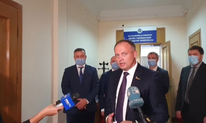 Andrian Candu a depus listele cu semnaturi la CEC pentru inscrierea in cursa pentru prezidentiale - VIDEO Andrian Candu a depus listele cu semnaturi la CEC pentru inscrierea in cursa pentru prezidentiale - VIDEO