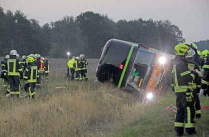 Un autocar a iesit de pe carosabil in Germania. Cel putin 31 de persoane ranite Un autocar a iesit de pe carosabil in Germania. Cel putin 31 de persoane ranite