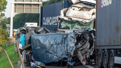 Patru romani au murit intr-un accident oribil in Germania. Masina lor a fost prinsa intre doua TIR-uri