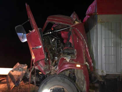 Un sofer, blocat intre fiarele Kamazului pe care il conducea dupa ce s-a ciocnit cu un automobil la Causeni. Ce spun salvatorii - GALERIE FOTO Un sofer, blocat intre fiarele Kamazului pe care il conducea dupa ce s-a ciocnit cu un automobil la Causeni. Ce spun salvatorii - GALERIE FOTO