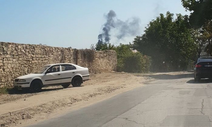 Incendiu in centrul capitalei: acoperisul unui bloc in constructii - cuprins de flacari - FOTO