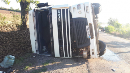 Accident la Rascani. Un camion plin cu sfecla de zahar, s-a rasturnat - GALERIE FOTO